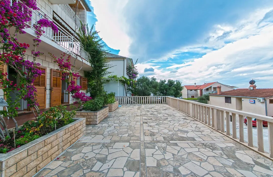 Apartments And Rooms By The Sea Brela, Makarska - 2752-1