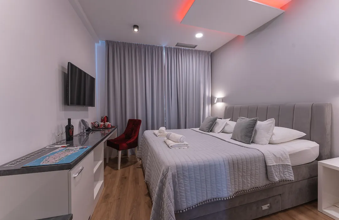 Sky & Sun Luxury Rooms With Private Parking In The Garage-1