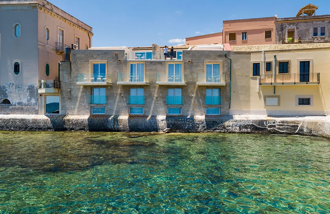 Re Dionisio Luxury Suites-1