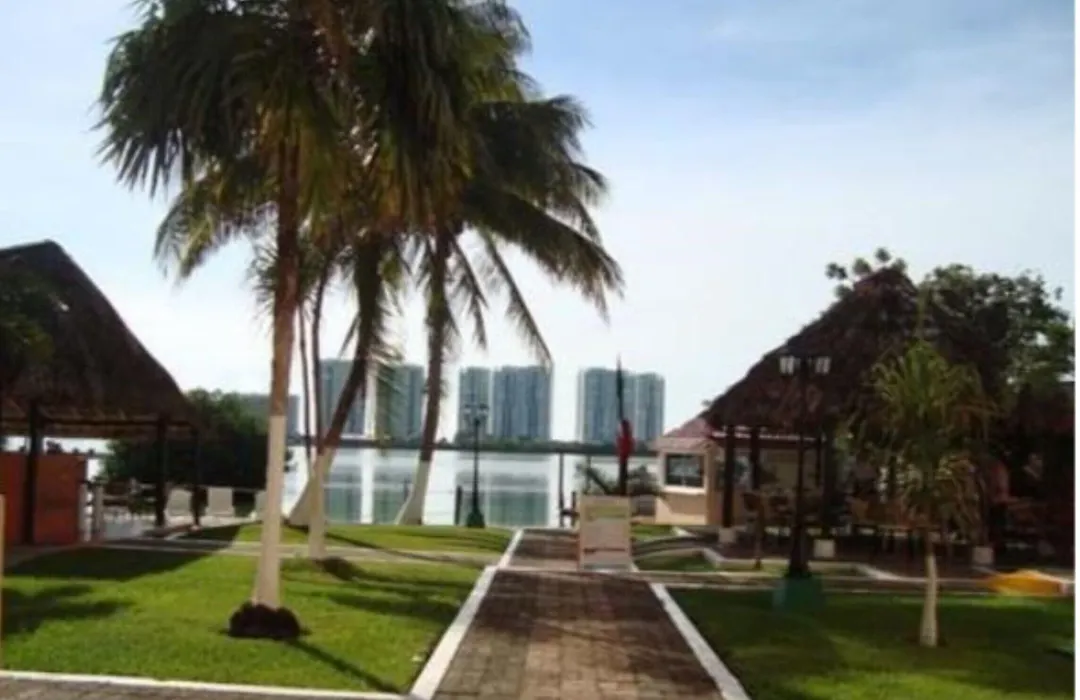 Grand Royal Lagoon-1