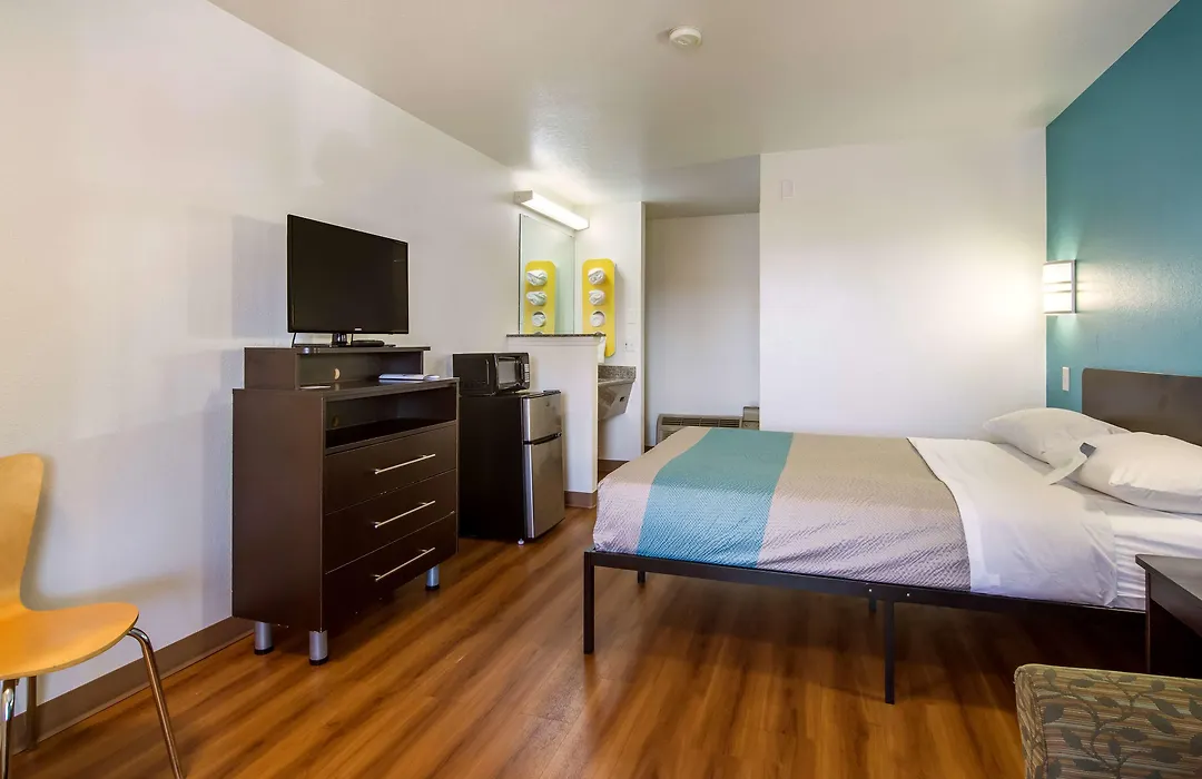 Motel 6 Portland Mall - 205-1