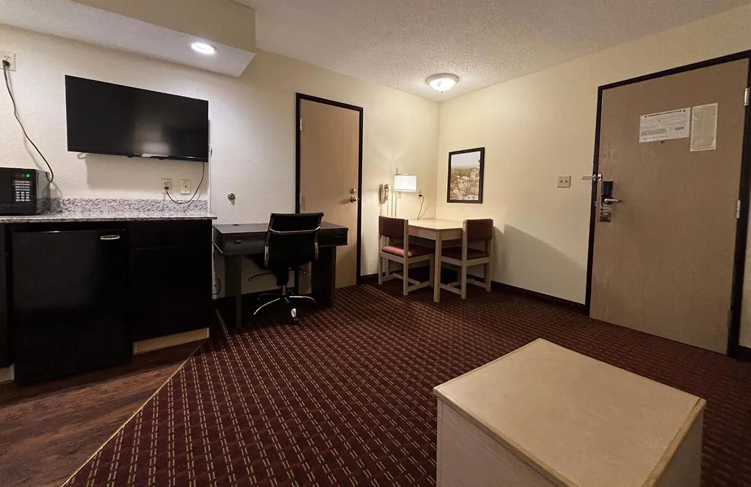 Super 8 By Wyndham Metropolis-1