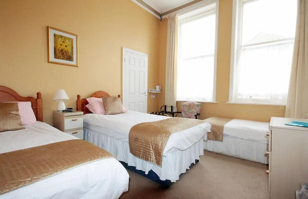 Oyo Marine Parade Hotel, Eastbourne Pier-1