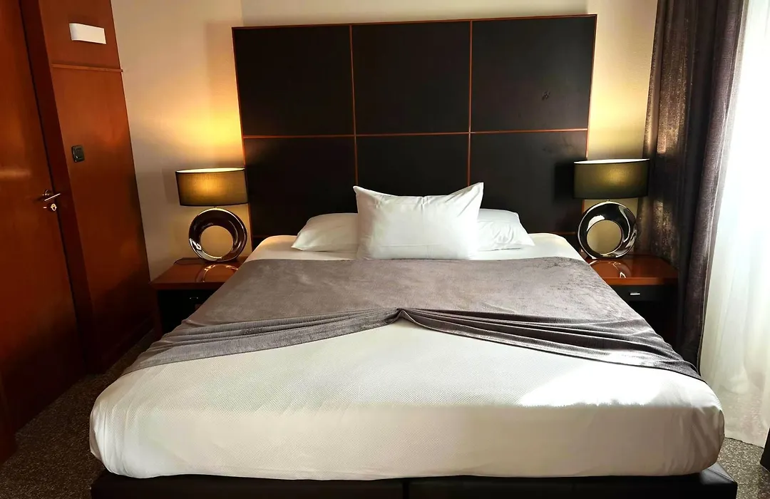 Goldstar Resort & Suites-1