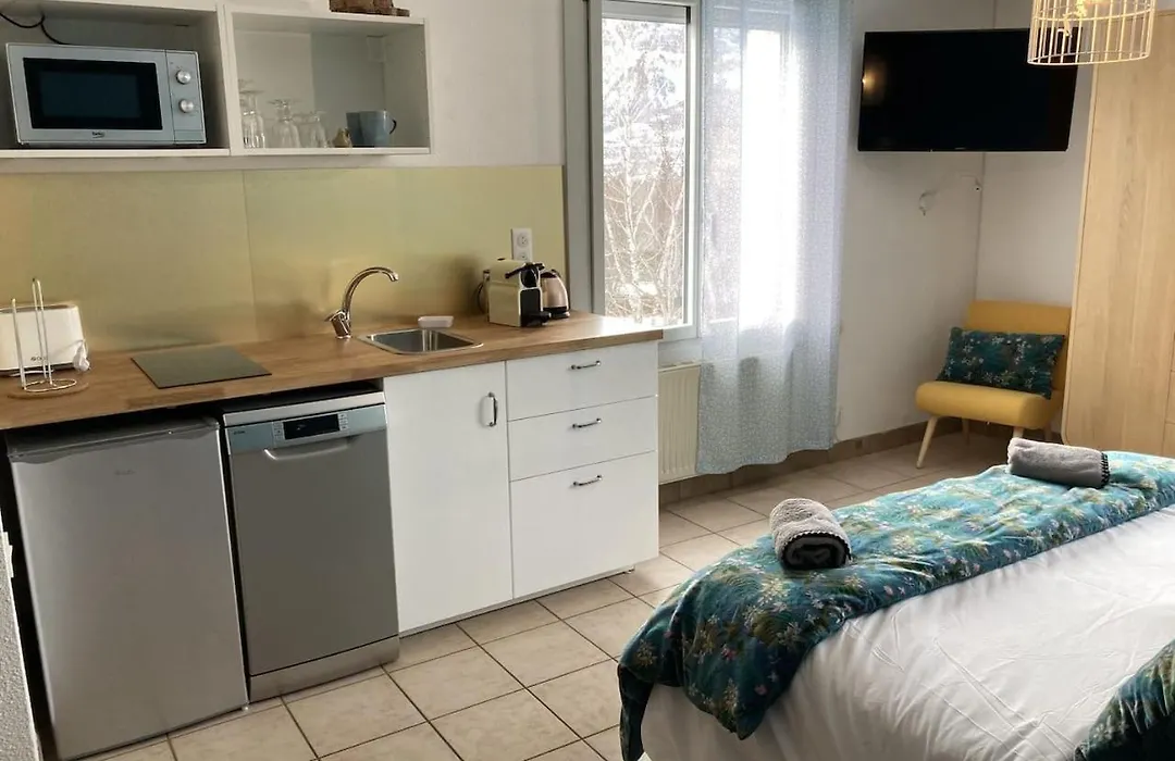 La Combe Fleurie Appartements&Chambres-1