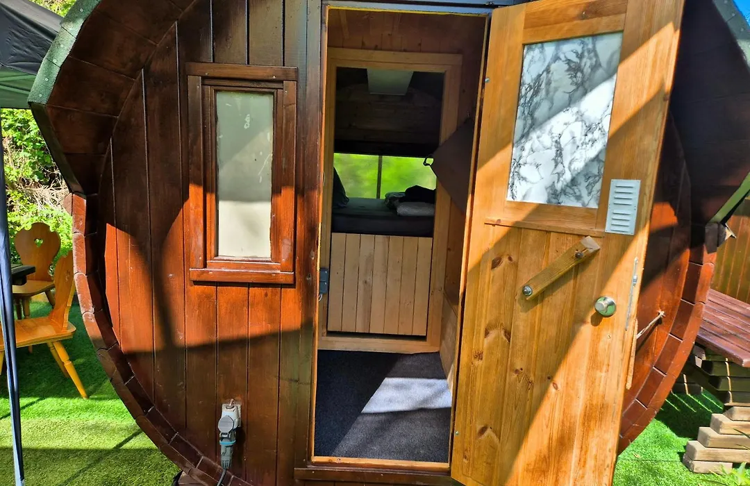 Mini Hotel Übernachten Im Gurkenfass-1