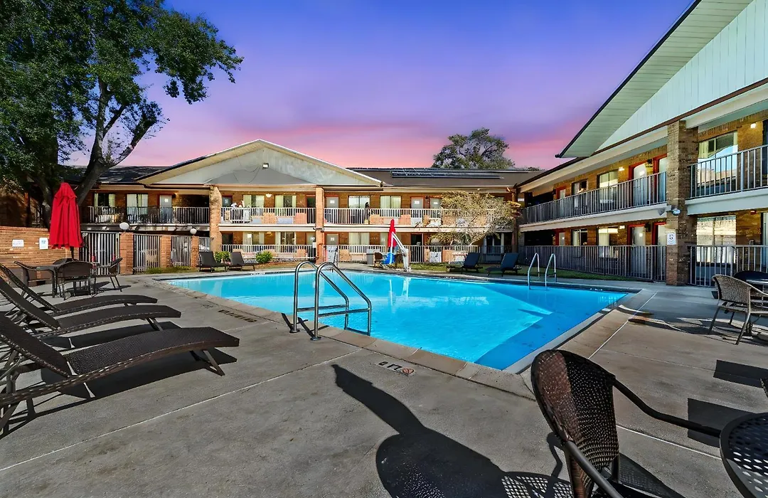 Ramada By Wyndham Temple Terrace/Tampa North-1