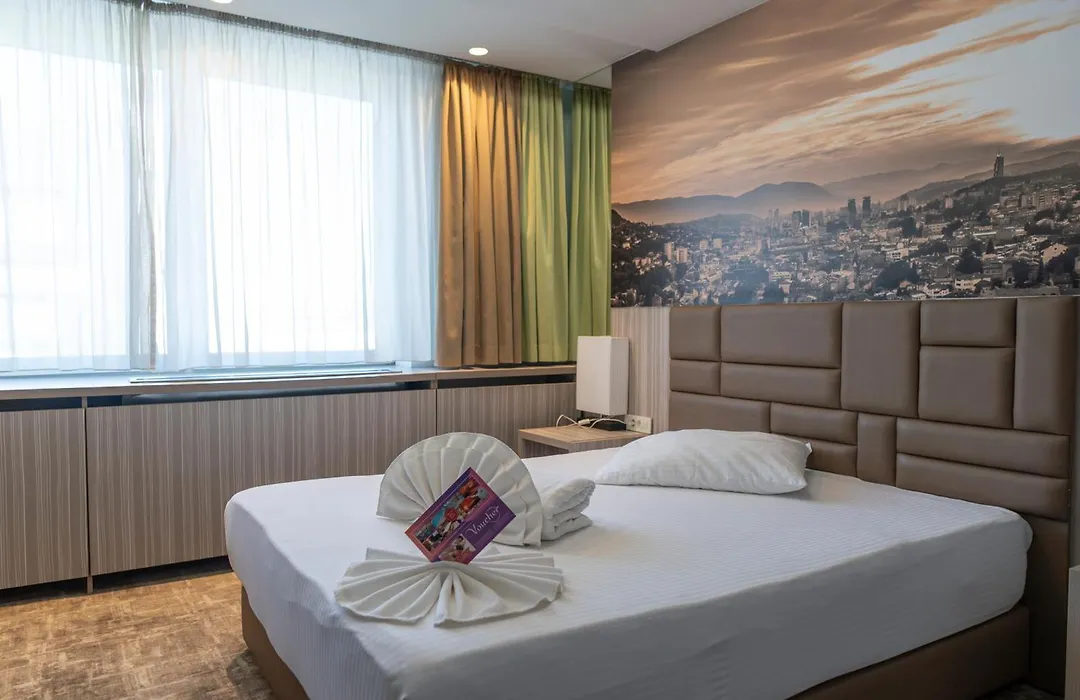 Hollywood Hotel-1