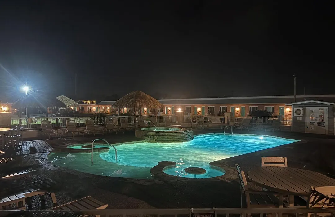 Shark Reef Resort Motel & Cottages-1