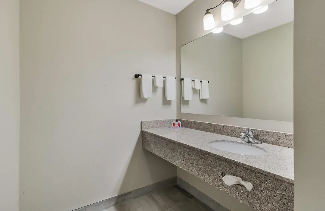 Econo Lodge Inn & Suites Yankton-1
