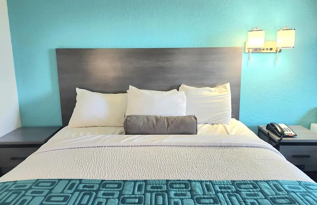 Howard Johnson By Wyndham Galveston-1