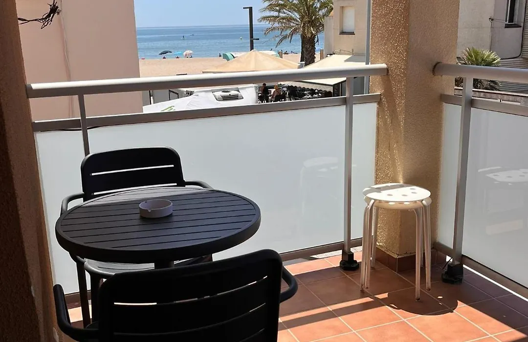 Hostal Cubelles-1