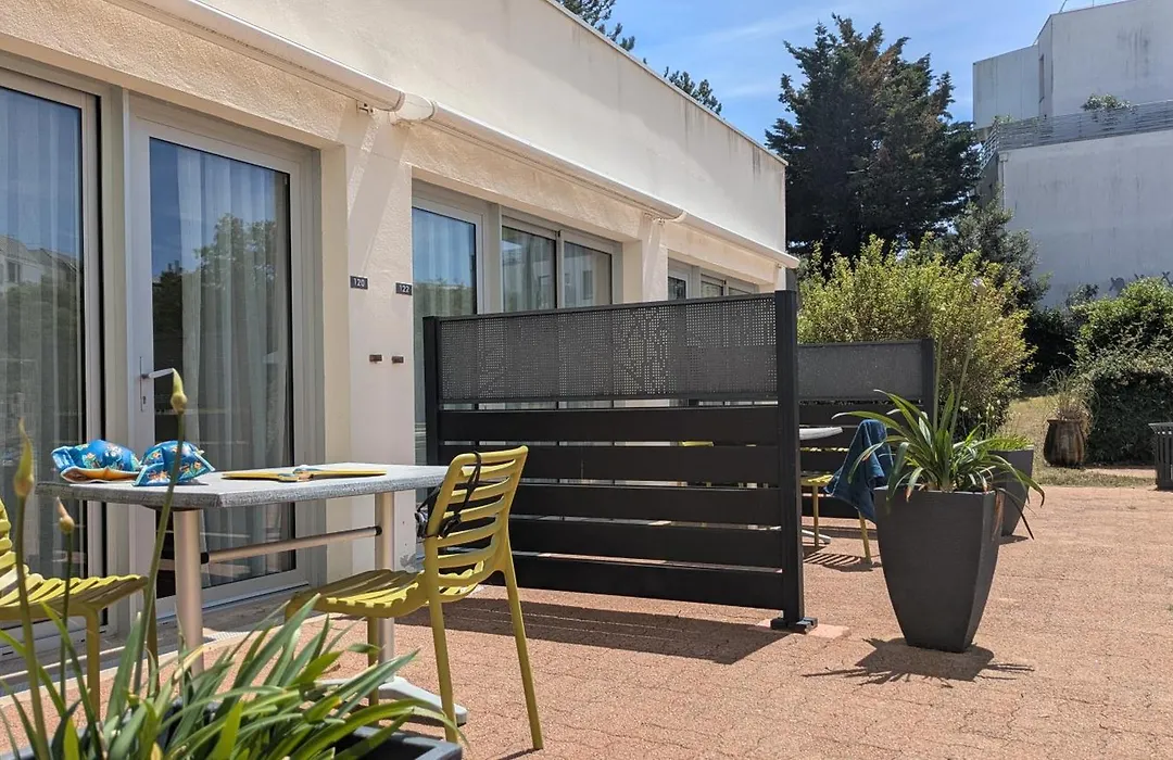 Résidence avec Piscine face au port 200m plage-1