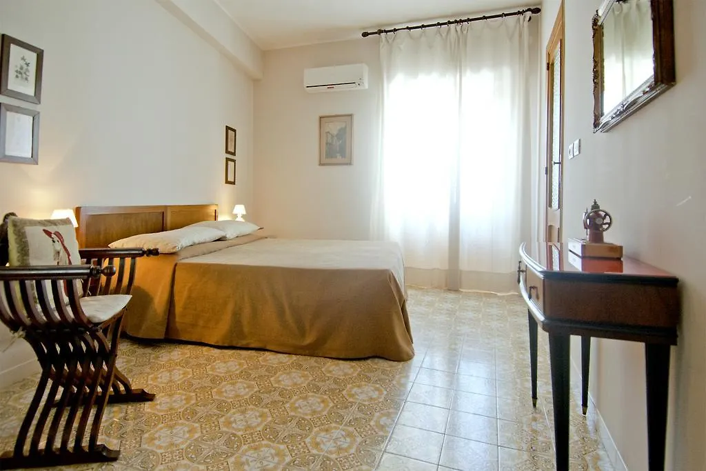 Mimi Rooms-1