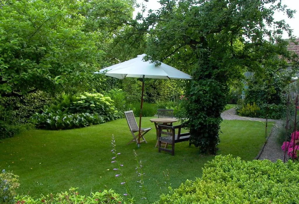 Altes Landhaus am Park (Bed&Breakfast)-1