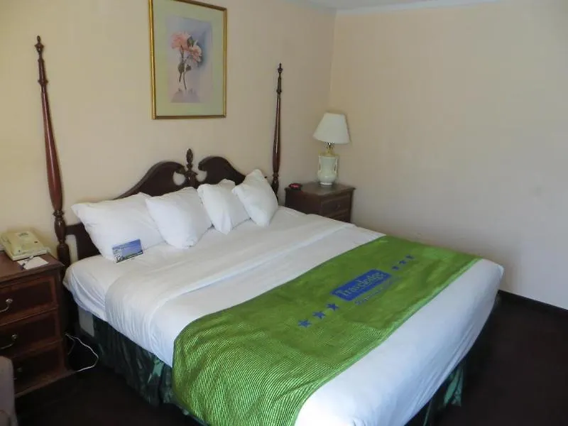 Super 8 By Wyndham Des Moines-1