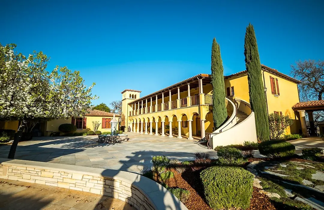 Calipaso Winery & Villa-1