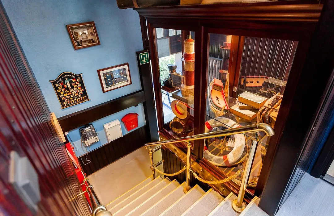Boat Hotel De Barge-1
