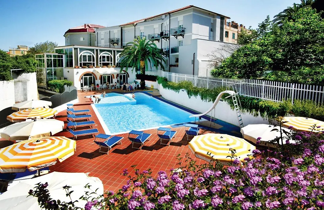 Hotel Riviera 3 Stelle con piscina estiva gratuita e garage a pagamento-1