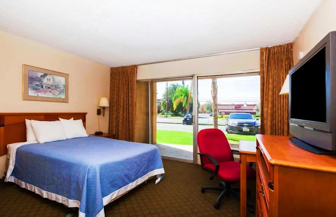 Days Inn By Wyndham Bakersfield-1