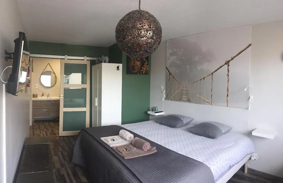 1 Chambre, 1 P'Tit Dej', 1 Sourire-1