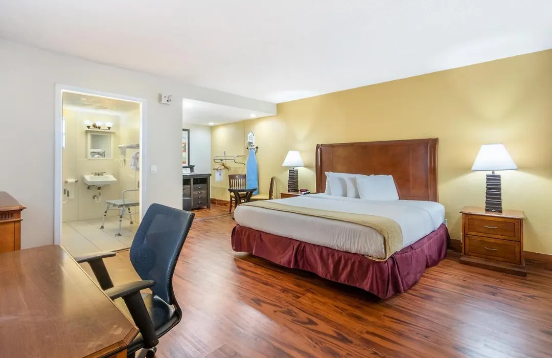 Travelodge By Wyndham Fort Lauderdale Beach-1