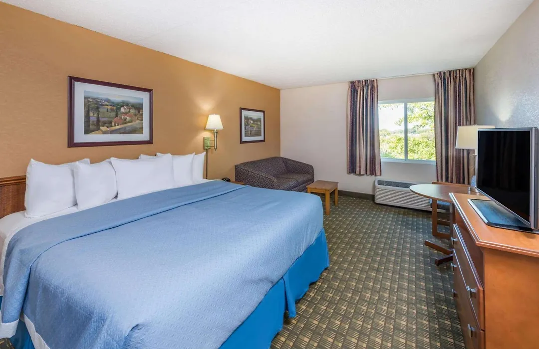 Days Inn By Wyndham Kirksville-1