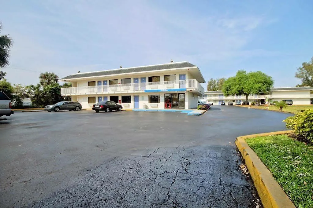 Travelodge By Wyndham Pompano Beach-1