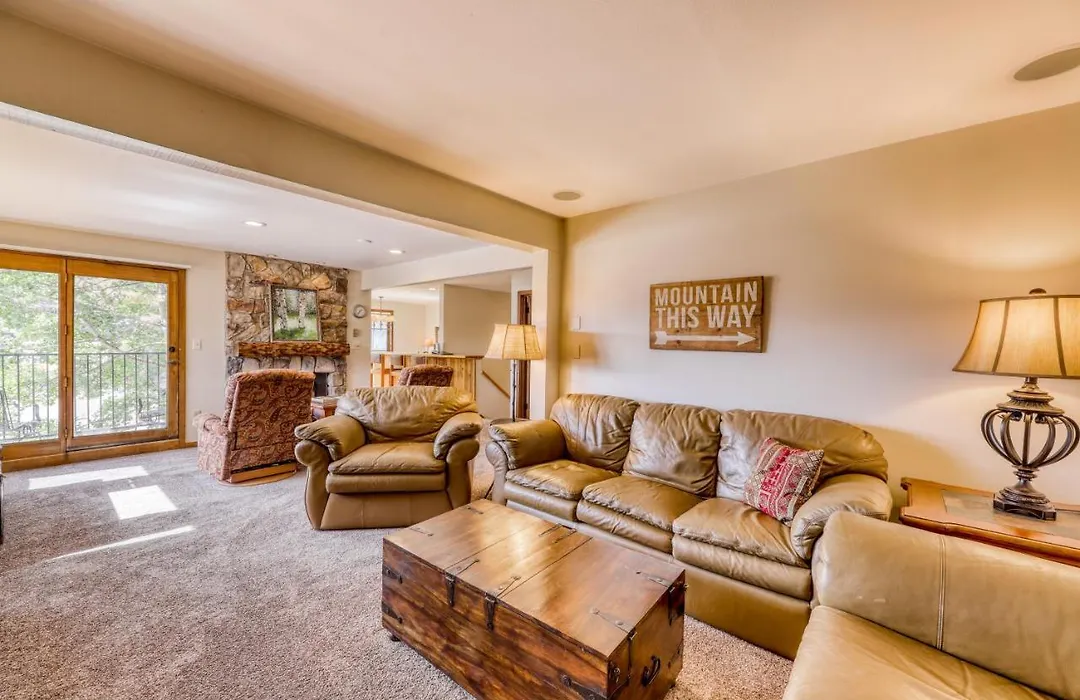 Beautiful Mountain View Condo-1