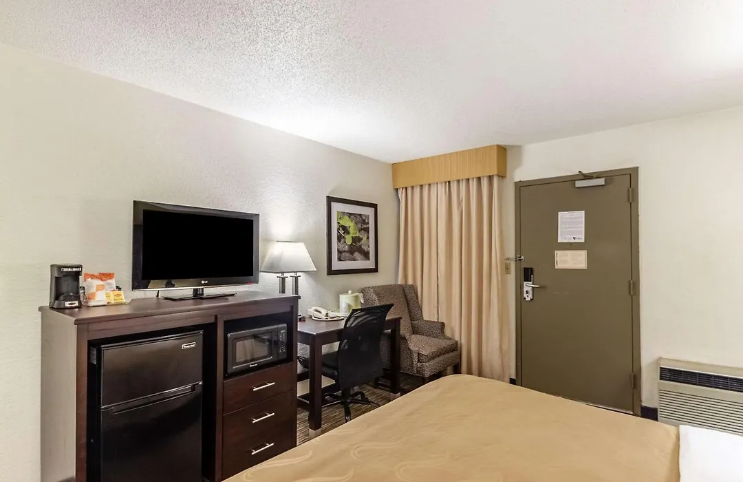 Quality Inn Milwaukee- Brookfield-1