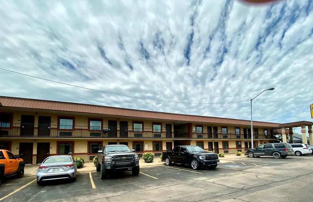 Super 8 By Wyndham Shawnee-1