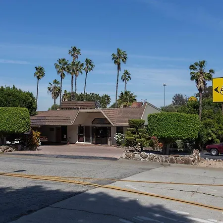 Super 8 By Wyndham Long Beach-2
