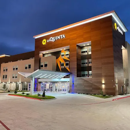 La Quinta Inn & Suites By Wyndham Dallas/Fairpark-3