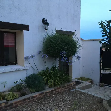 maison blanche piscine et petit déjeuner-3