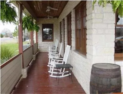 Fredericksburghillcountryhotel-2