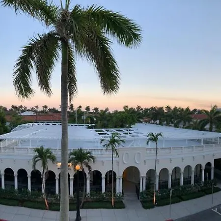 Palm Beach Hotel With Juliette Balconies! 2 Blocks From Beach! Historic Landmark-3