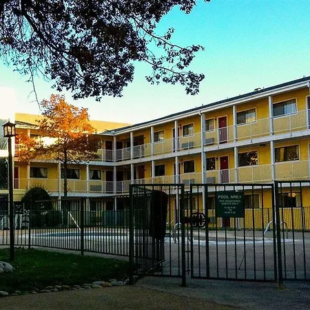 Oaktree Inn And Suites-2