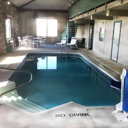 Super 8 By Wyndham Petoskey-3
