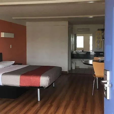 Travelodge By Wyndham Benton Harbor Mi-3
