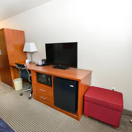 Baymont By Wyndham Grand Forks-2