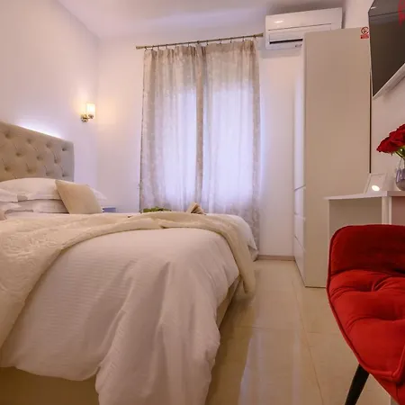 Summer Breeze Luxury Rooms-3
