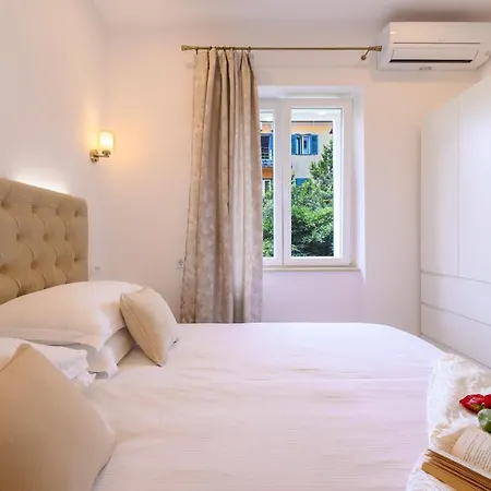 Summer Breeze Luxury Rooms-2
