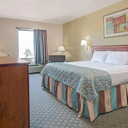Days Inn By Wyndham Downtown St. Louis-3