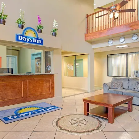 Days Inn By Wyndham Downtown St. Louis-2