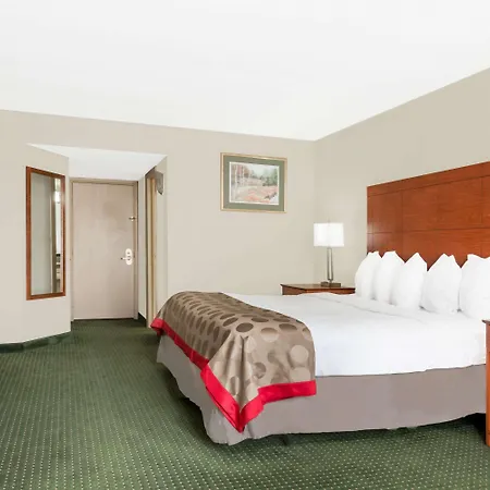 Ramada By Wyndham Lexington North Hotel & Conference Center-3