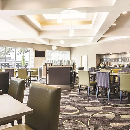 La Quinta Inn & Suites By Wyndham Shreveport Airport-2