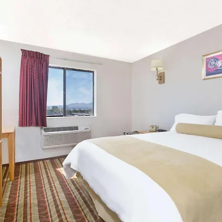 Super 8 By Wyndham Lake Havasu City-3