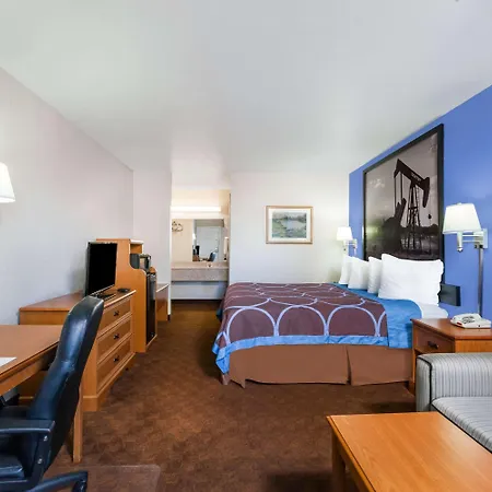 Super 8 By Wyndham Cleburne-3
