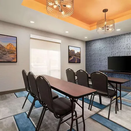 La Quinta Inn & Suites By Wyndham San Bernardino-3