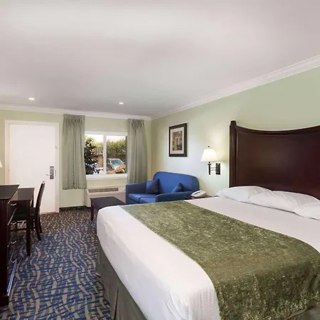 Travelodge By Wyndham Orange County Airport/ Costa Mesa-2
